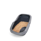PeeWee EcoMinor Katzentoilette grau offene Sicht von schräg oben Holzpellets und Teile des Siebes sind zu sehen