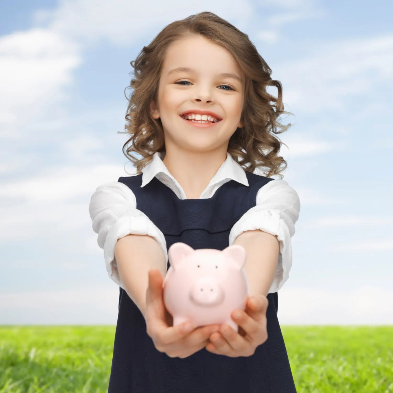 Lächelndes Mädchen hält ein rosa Sparschwein vor sich – Symbol für sparsamen Verbrauch und Ersparnis mit PeeWee Katzenstreu